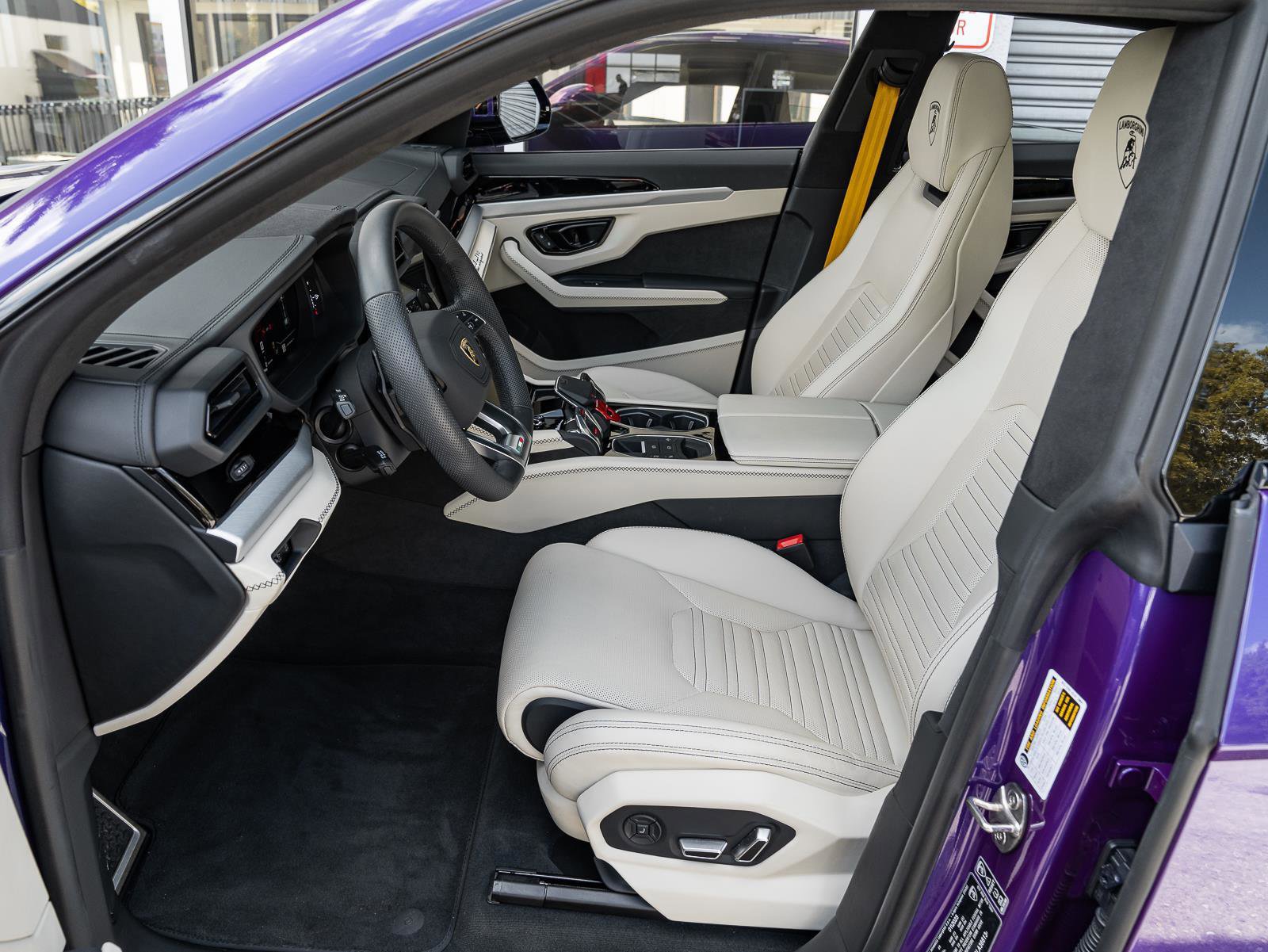 Used 2025 Lamborghini Urus SE image 40