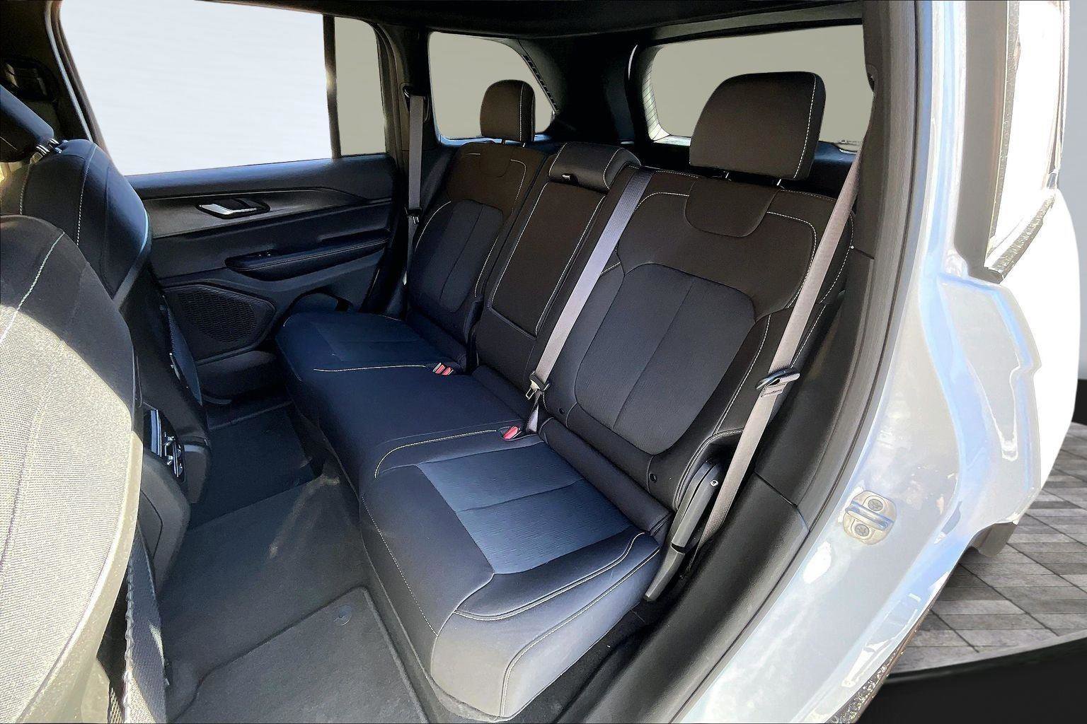 Certified 2025 Jeep Grand Cherokee Laredo w/ Luxury Tech Group I image 27