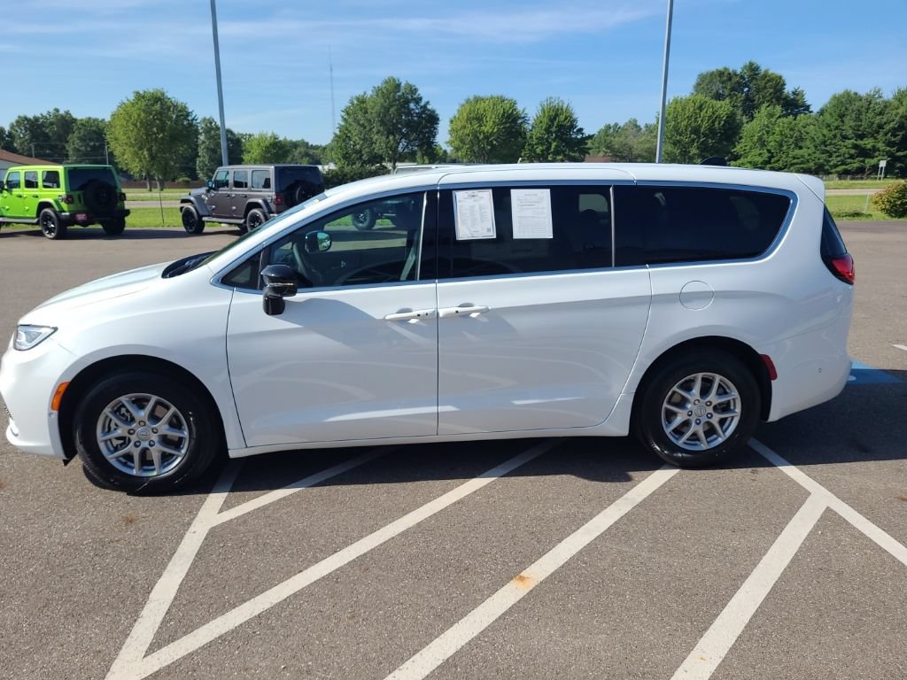 New 2025 Chrysler Pacifica Select FWD image 5
