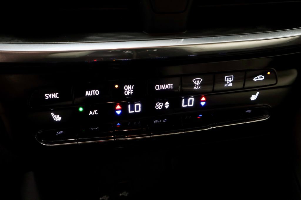 Used 2024 Buick Encore GX Avenir w/ Avenir Technology Package FWD image 33