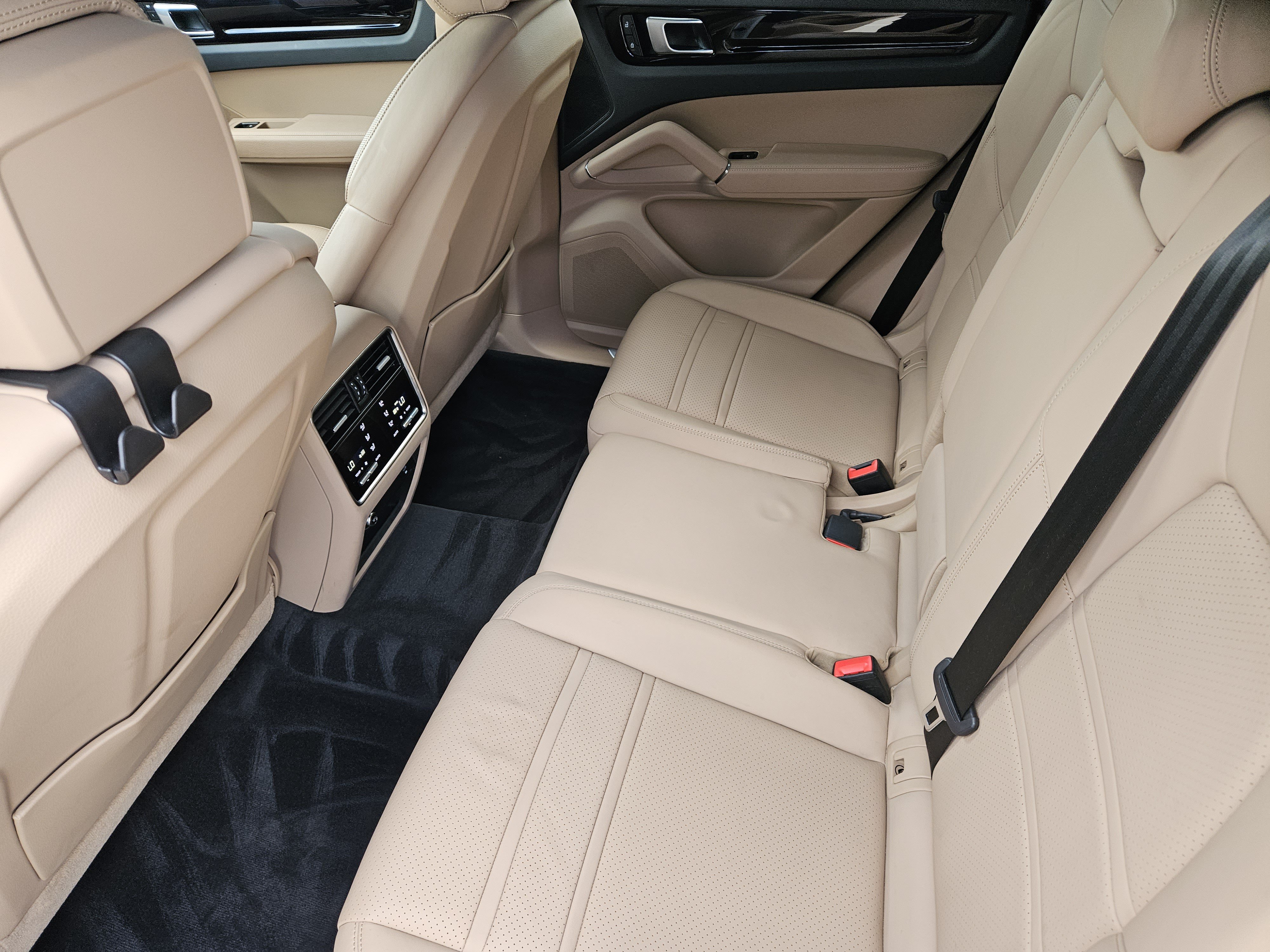 Certified 2023 Porsche Cayenne AWD/4WD image 28