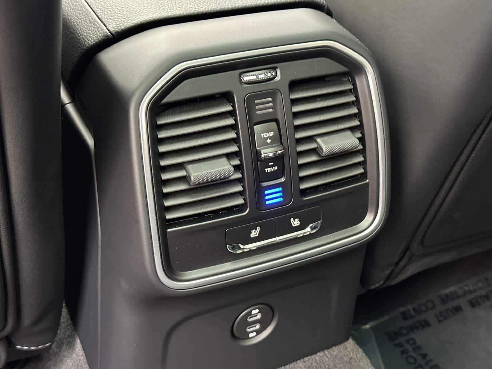 Certified 2025 Porsche Macan AWD/4WD image 14