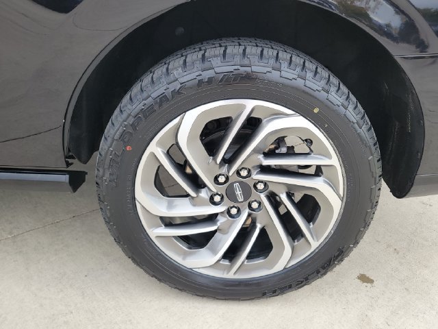 Certified 2025 Lincoln Navigator Reserve AWD/4WD image 16