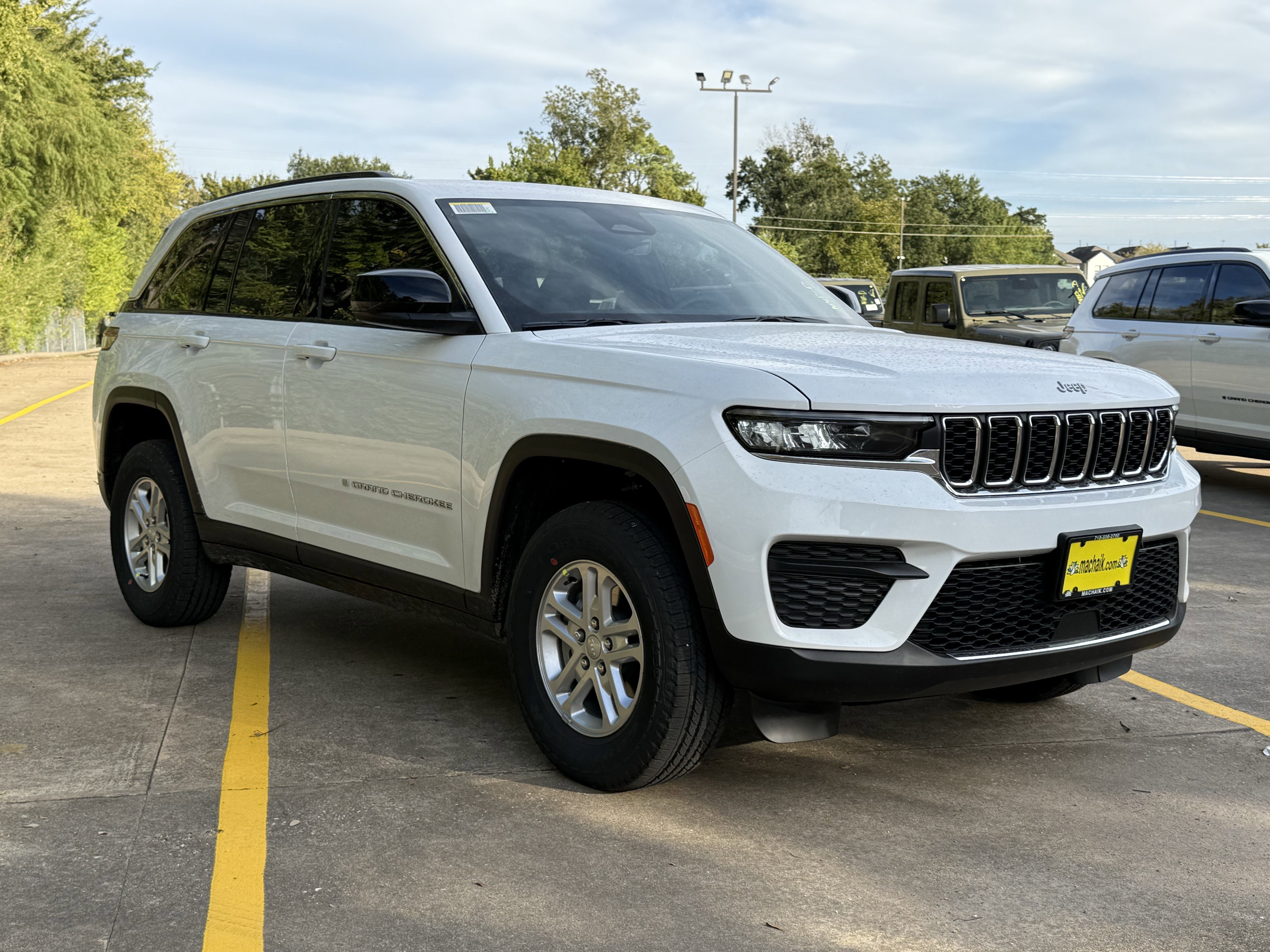 New 2025 Jeep Grand Cherokee Laredo image 2