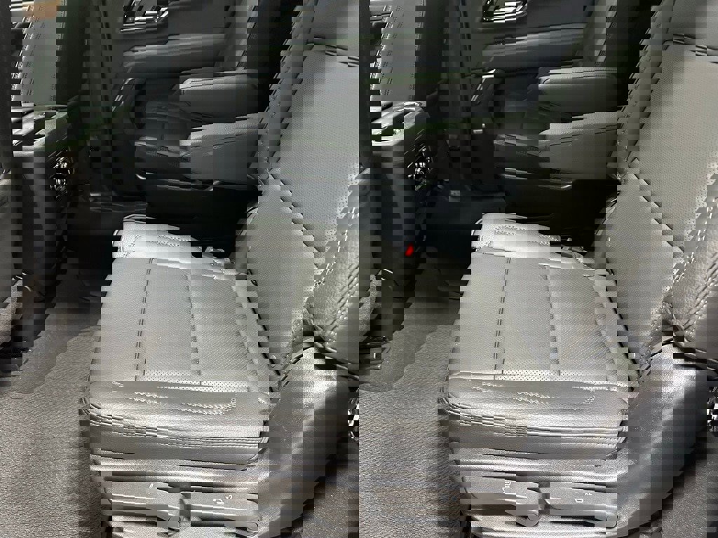 Used 2025 GMC Yukon XL Denali w/ Sun & Power Step Package image 41