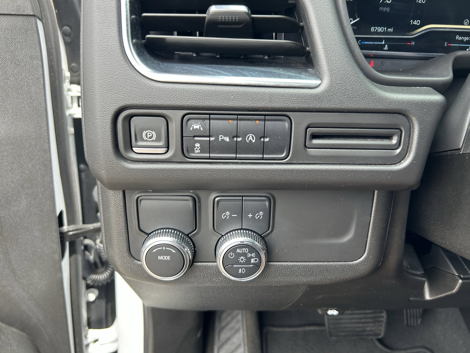 Used 2021 GMC Yukon XL SLT w/ SLT Luxury Package image 32