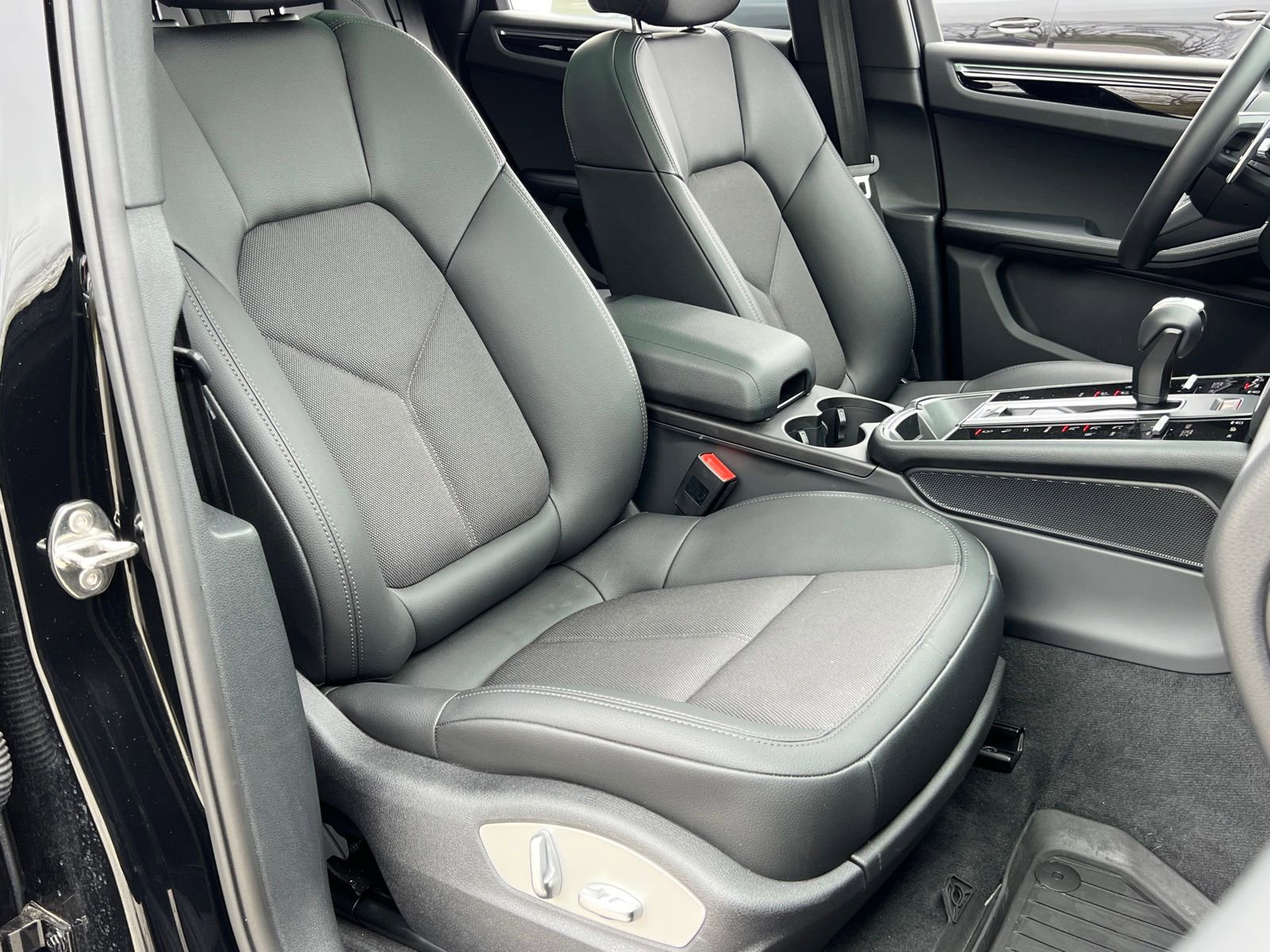 Certified 2025 Porsche Macan image 17