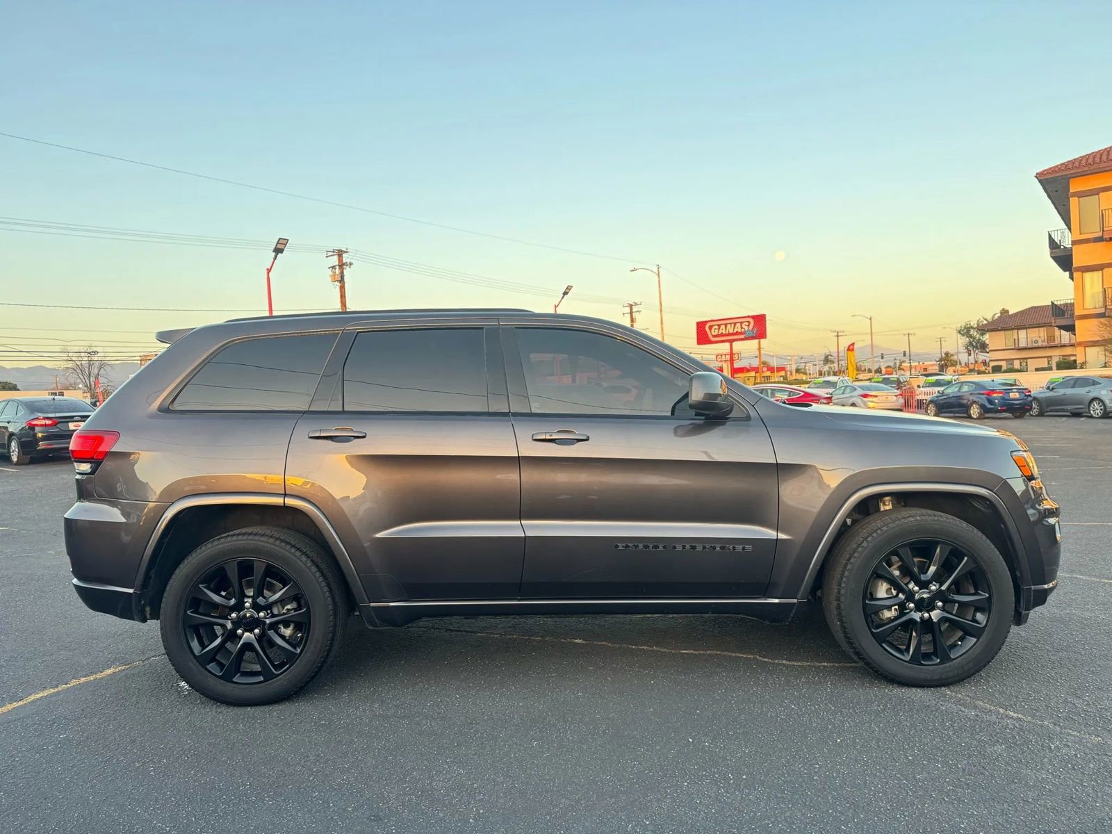 Used 2018 Jeep Grand Cherokee Altitude image 10