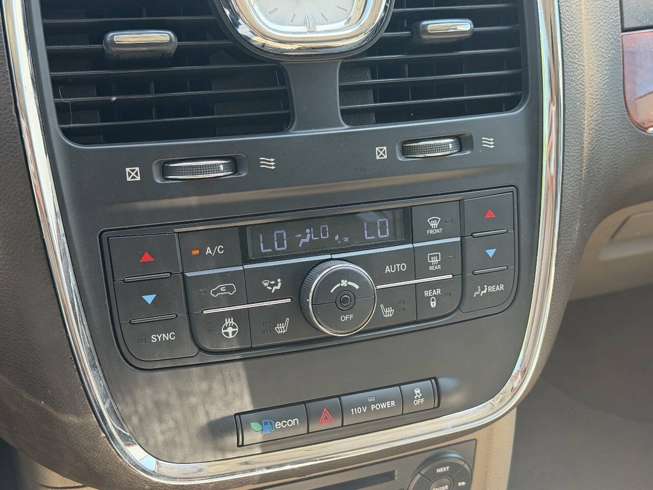 Used 2012 Chrysler Town & Country Touring-L w/ Entertainment Group #2 FWD image 19