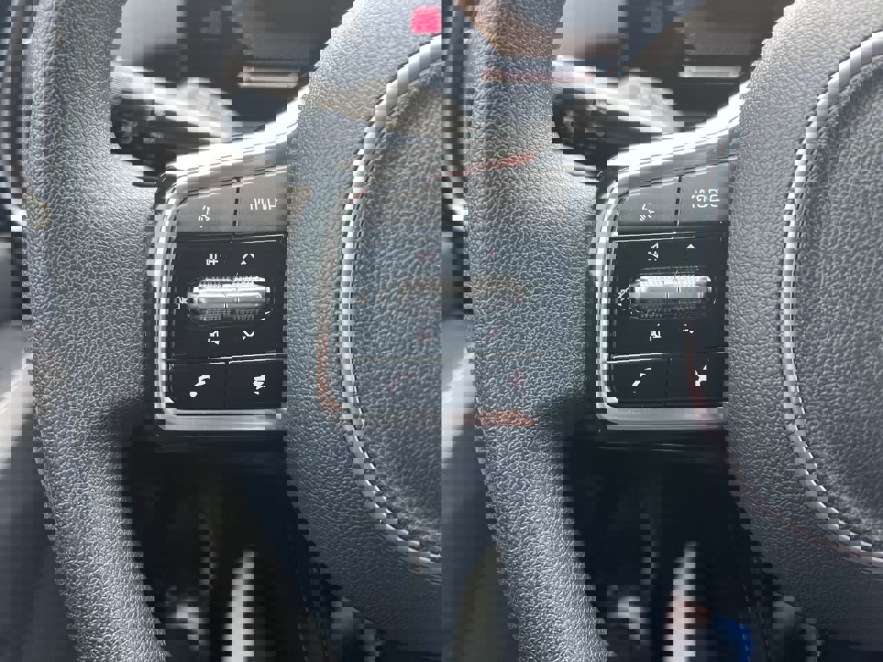 Used 2025 Kia Sorento LX image 19