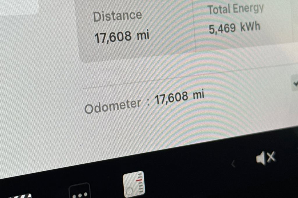 Used 2025 Tesla Model Y Performance image 23