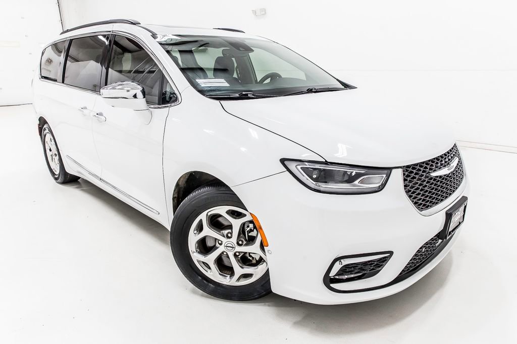 Used 2022 Chrysler Pacifica Limited w/ Uconnect Theater Family Group image 10
