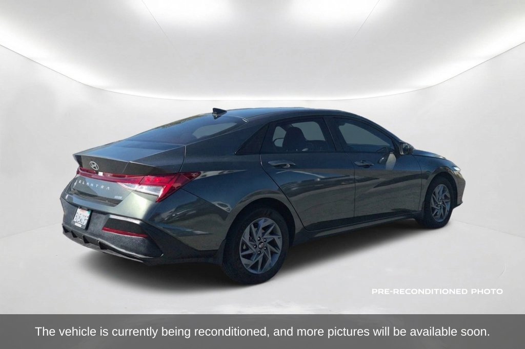 Used 2025 Hyundai Elantra Hybrid FWD image 6