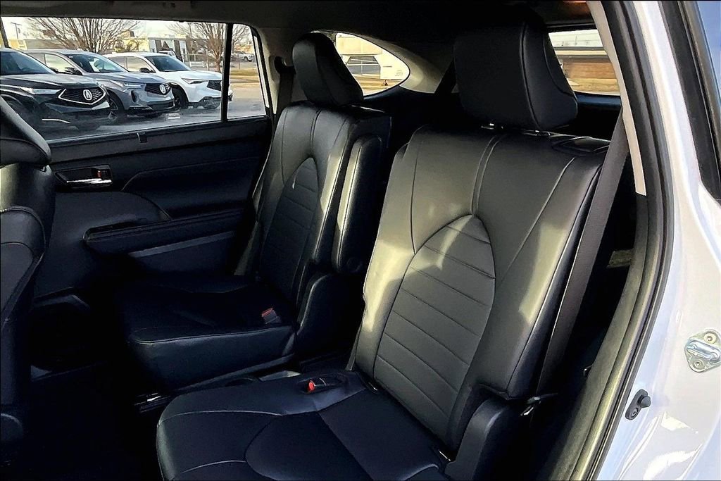 Used 2024 Toyota Highlander LE image 37