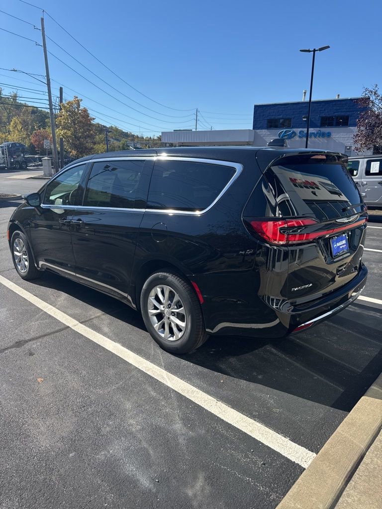 New 2026 Chrysler Pacifica Select image 4