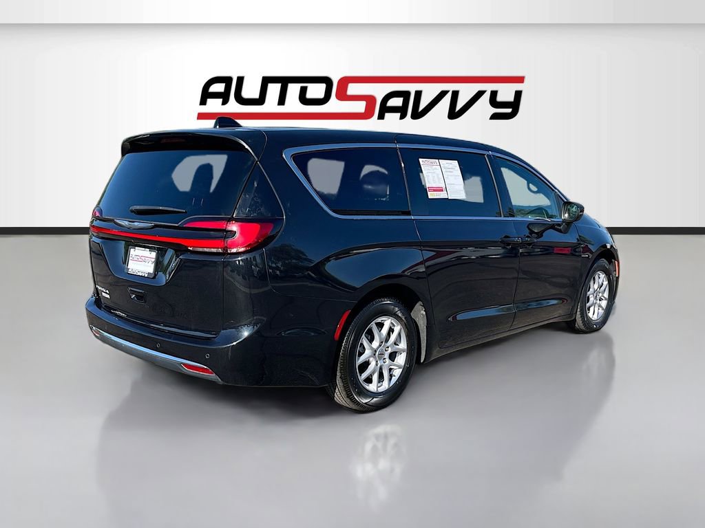 Used 2023 Chrysler Pacifica Touring image 7