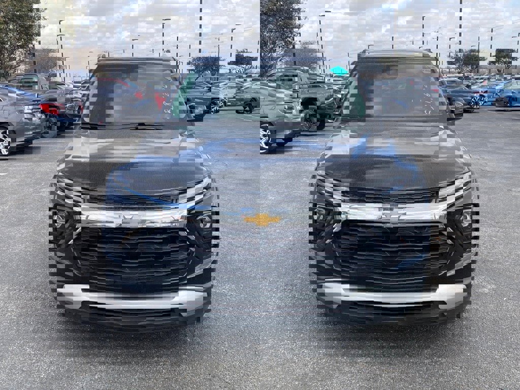 Used 2025 Chevrolet TrailBlazer LT image 2