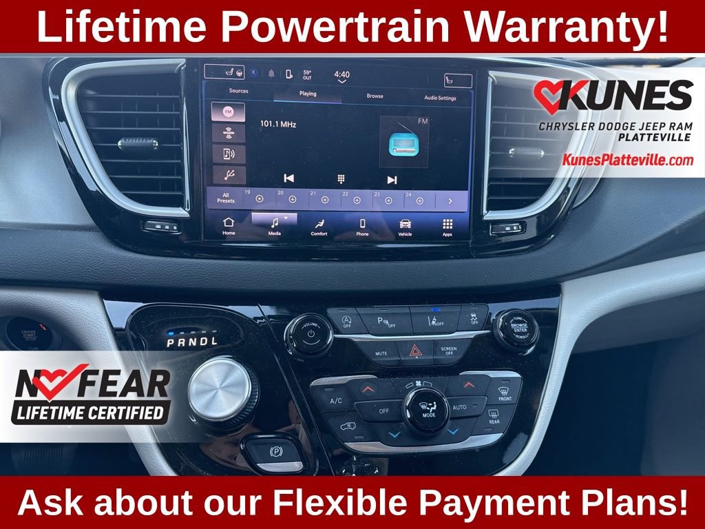 Used 2023 Chrysler Pacifica Touring-L image 16