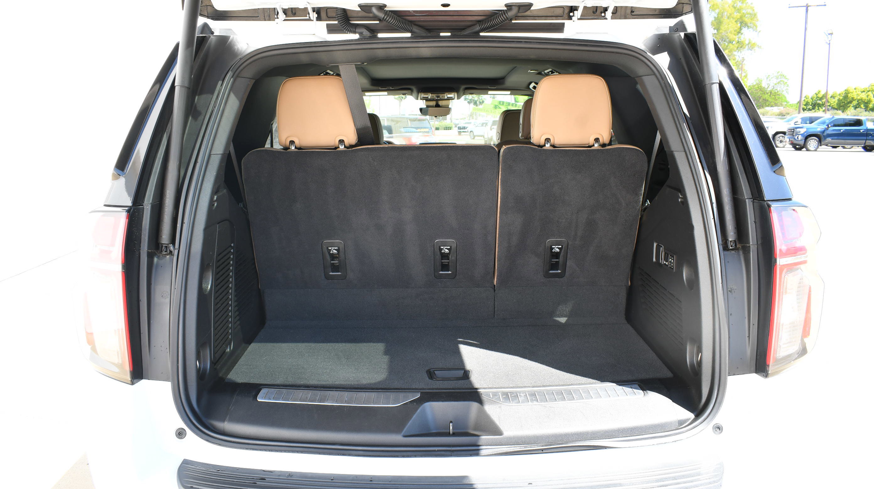 Used 2024 Chevrolet Tahoe Premier w/ Premium Package AWD/4WD image 8