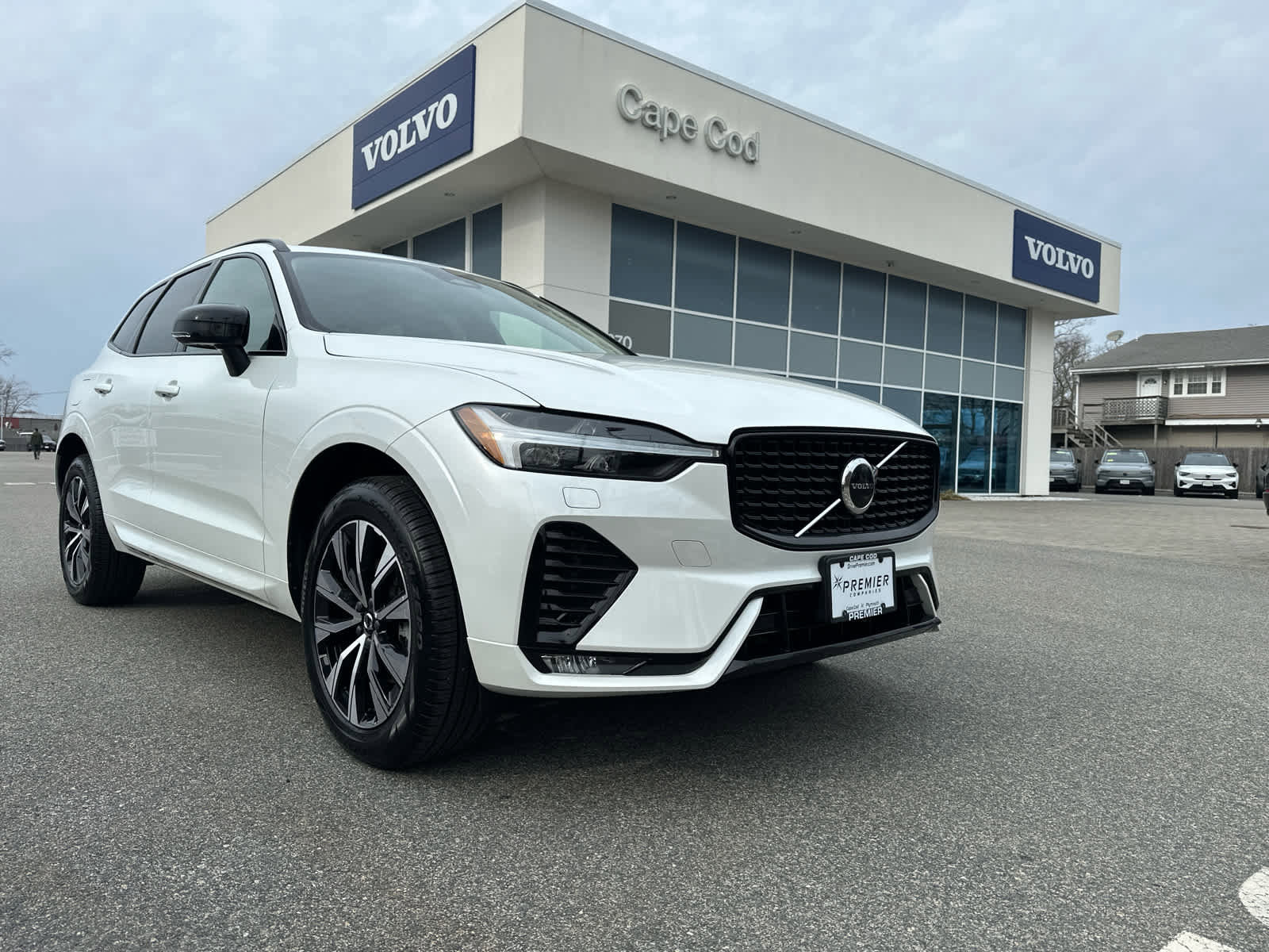 Used 2024 Volvo XC60 B5 Core w/ Protection Package Premier image 3