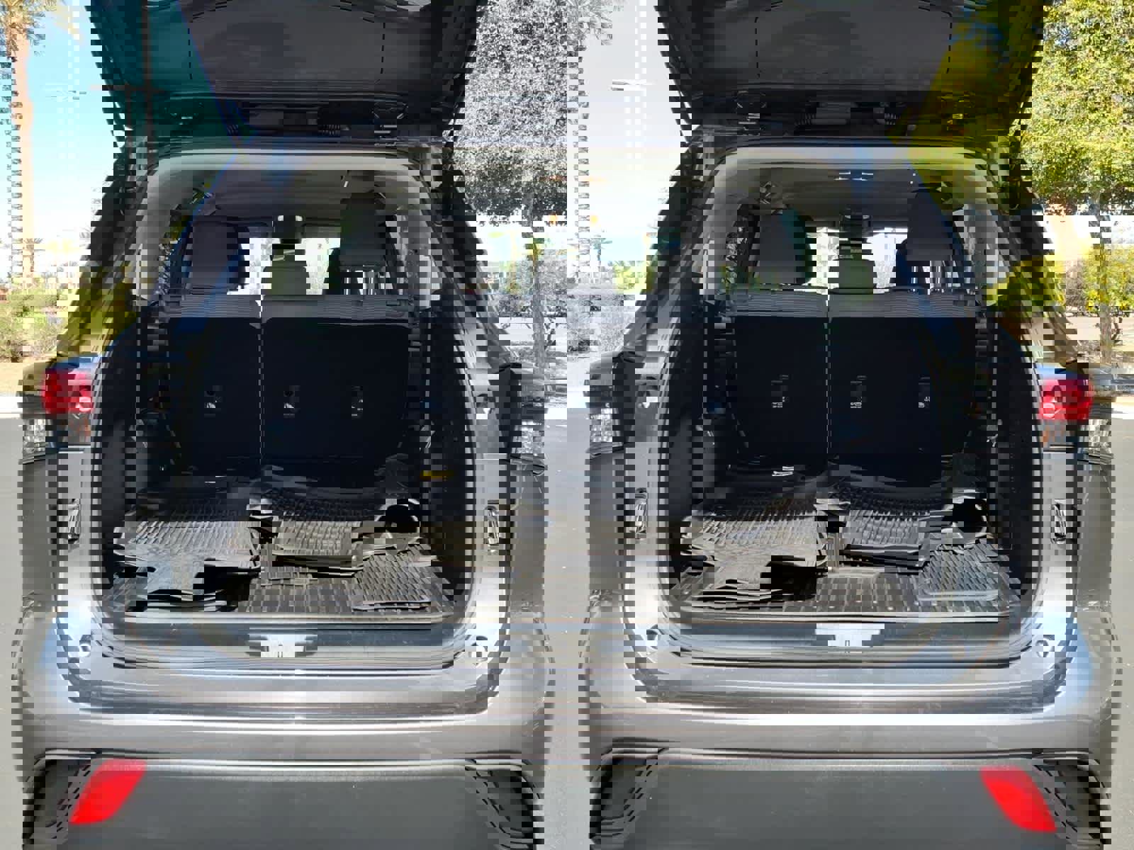 Used 2023 Toyota Highlander L image 16