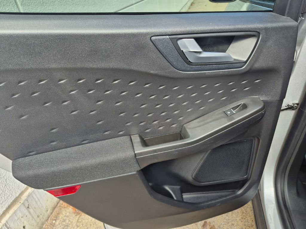 Used 2020 Ford Escape SE image 12