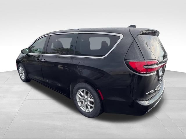 Used 2024 Chrysler Pacifica Touring-L FWD image 4