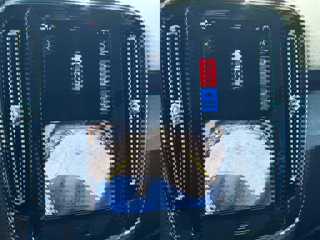 Certified 2025 Volvo XC40 B5 Core w/ Protection Package Premier image 33