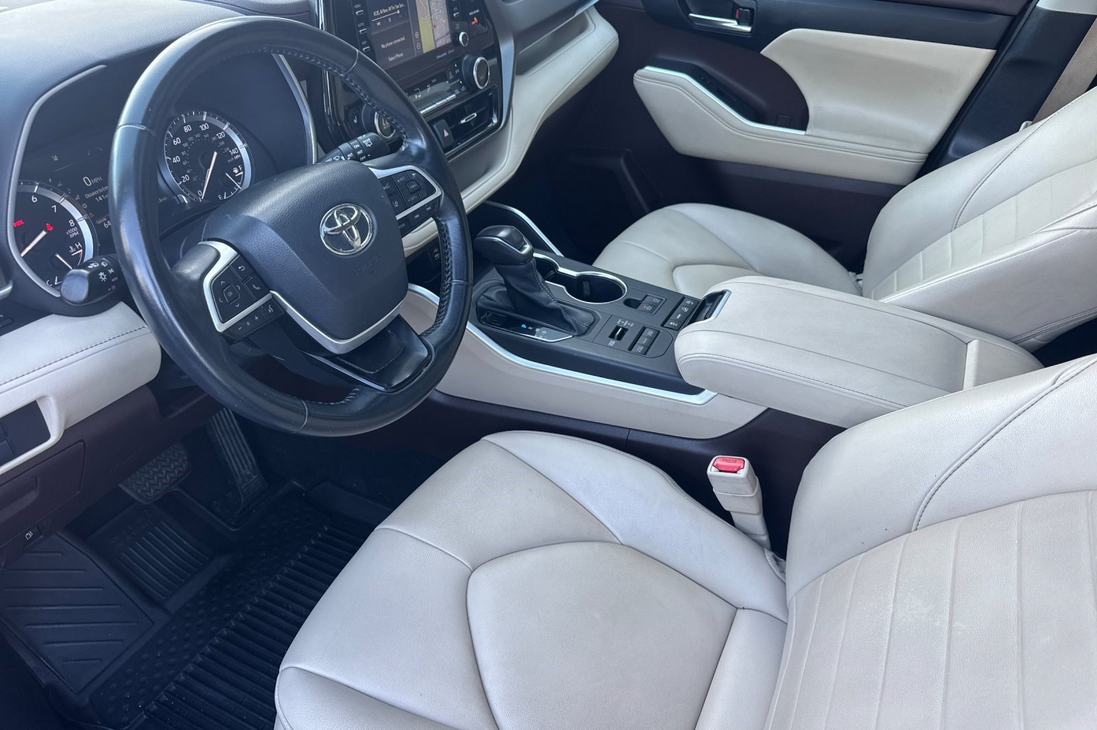 Used 2022 Toyota Highlander XLE AWD/4WD image 4