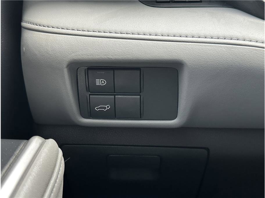 Used 2020 Toyota Highlander LE image 28