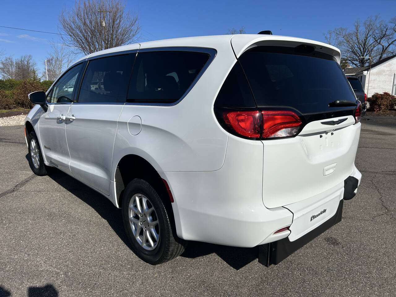 Used 2023 Chrysler Voyager LX FWD image 9