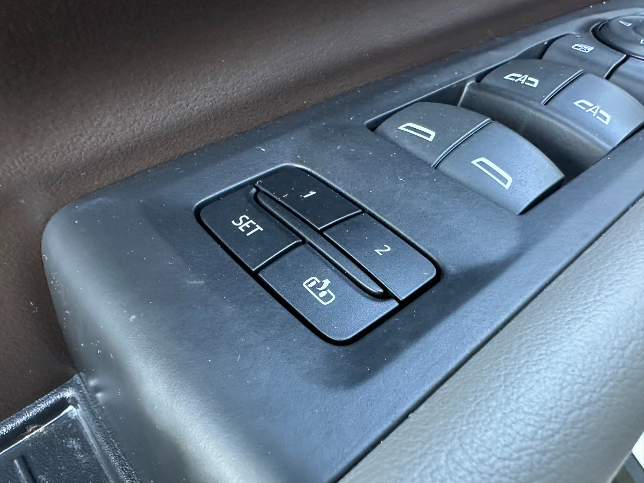 Used 2024 GMC Yukon XL SLT w/ SLT Luxury Package image 10