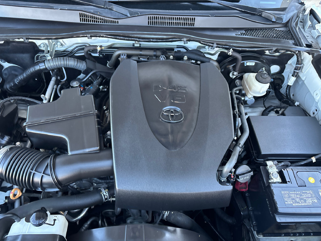 Used 2017 Toyota Tacoma SR5 w/ Tow Package RWD image 8