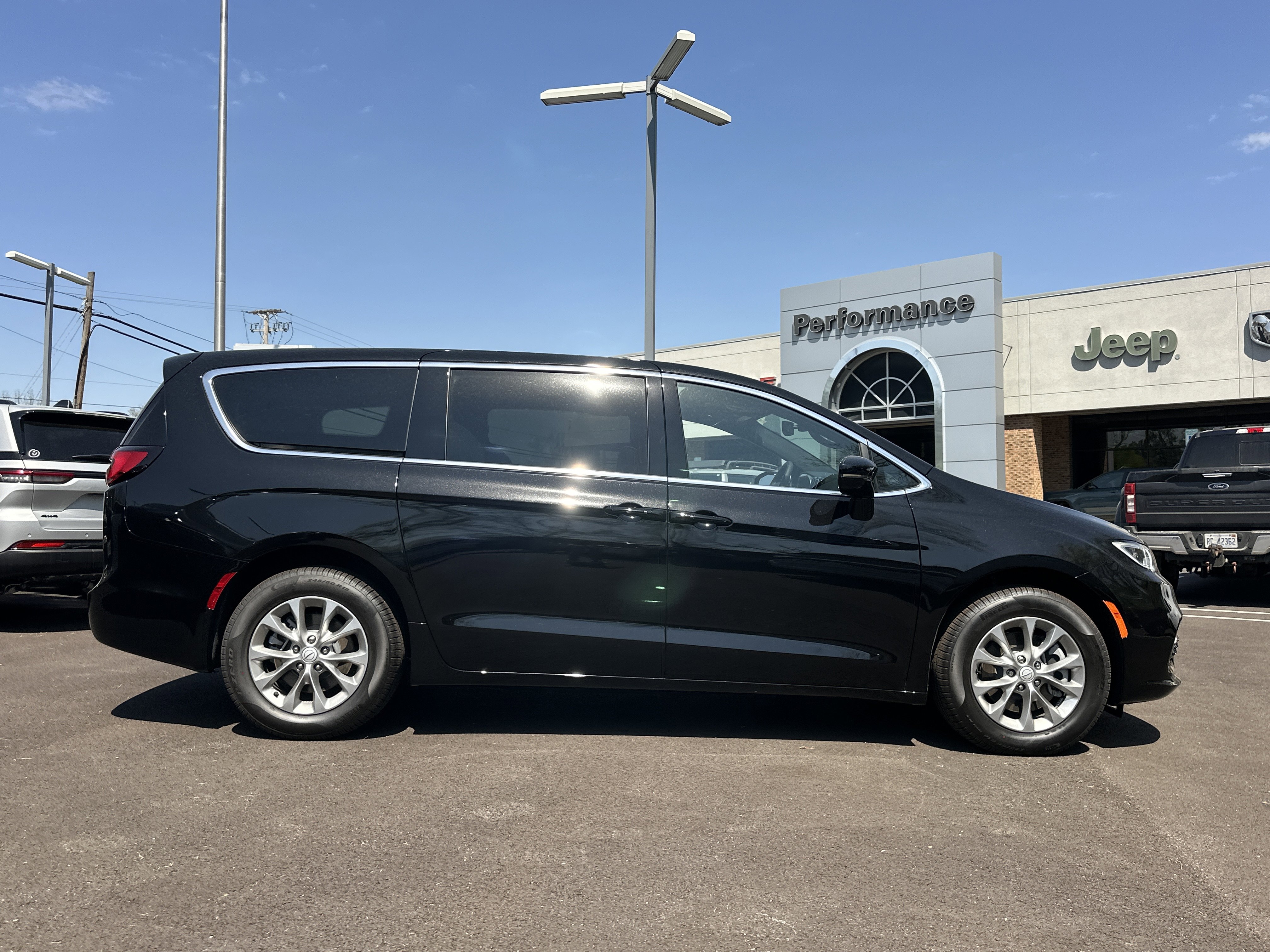 New 2026 Chrysler Pacifica Limited w/ Trailer Tow Group AWD/4WD image 18