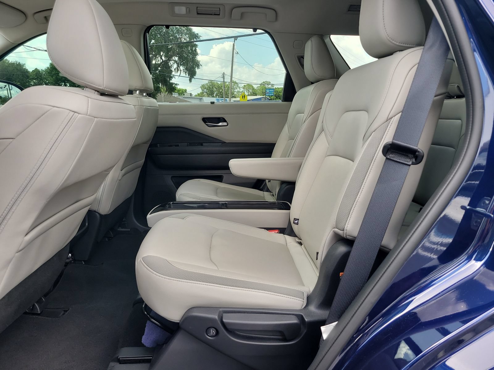 Used 2024 Nissan Pathfinder SL w/ SL Premium Package FWD image 9