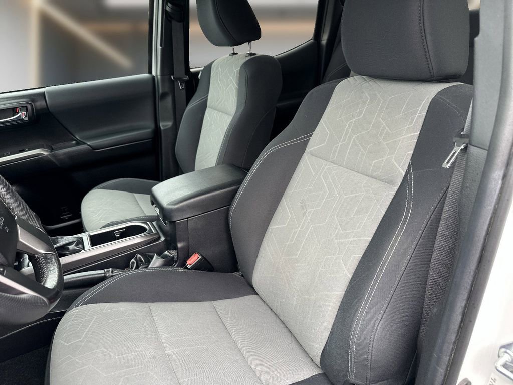 Used 2022 Toyota Tacoma TRD Sport w/ Technology Package image 7