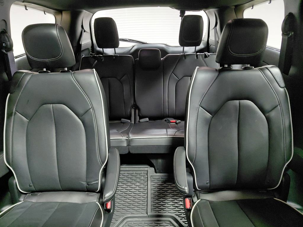 Used 2025 Chrysler Pacifica Limited w/ Trailer Tow Group AWD/4WD image 24