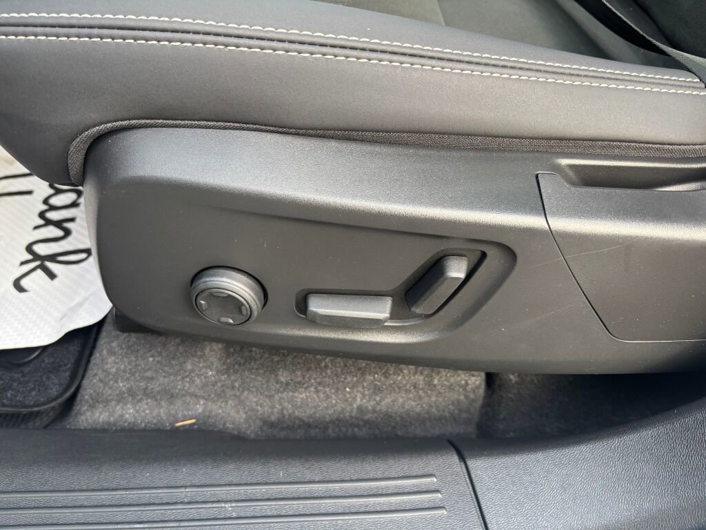 Used 2022 Volvo XC40 P8 Recharge Ultimate image 20