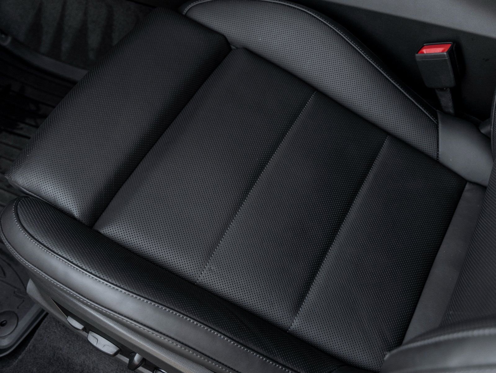 Certified 2025 Porsche Macan Electric image 21