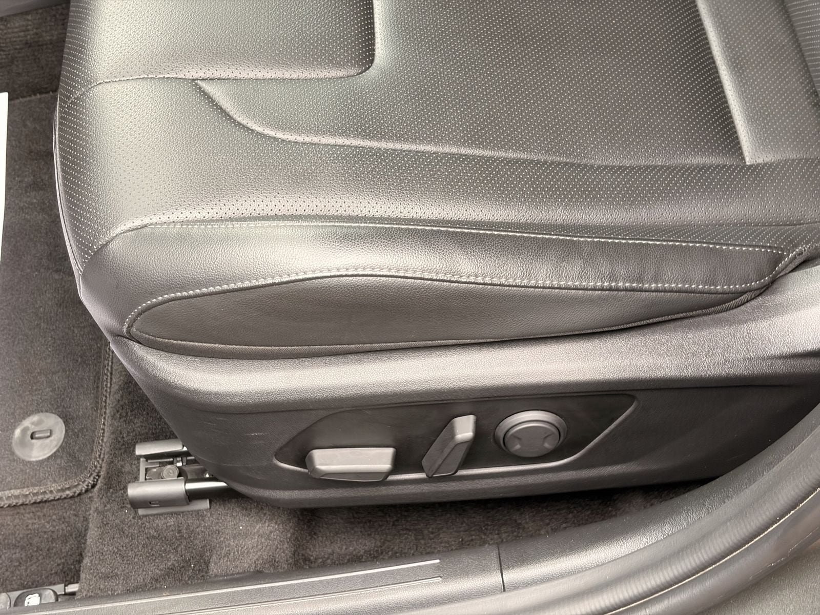 Used 2025 Hyundai Elantra Limited FWD image 19