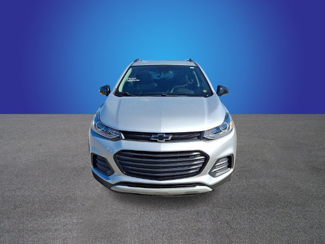 Used 2020 Chevrolet Trax LT w/ Sun & Sound Package FWD image 2