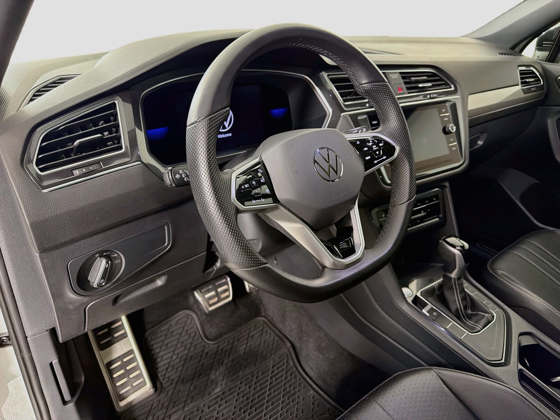 Certified 2022 Volkswagen Tiguan SE R-Line FWD image 9