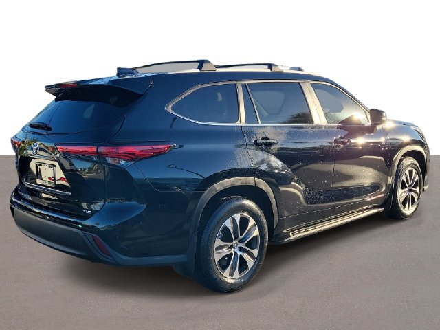 Used 2023 Toyota Highlander XLE FWD image 4