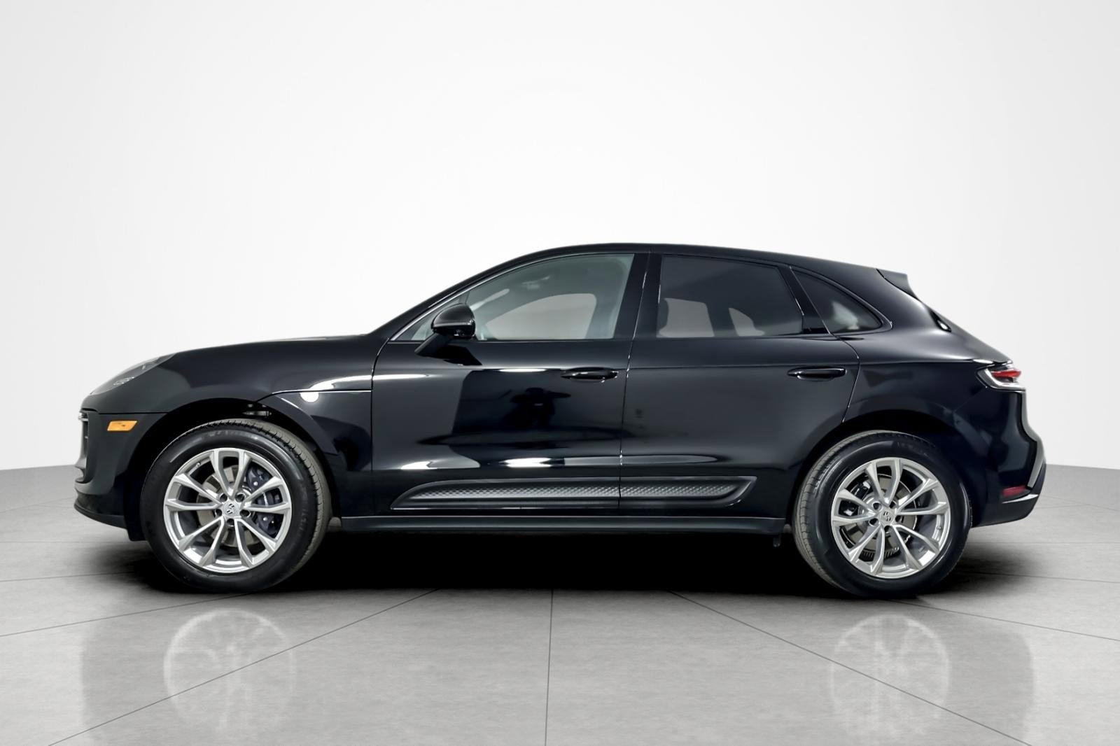 Used 2025 Porsche Macan w/ Premium Package Plus image 2