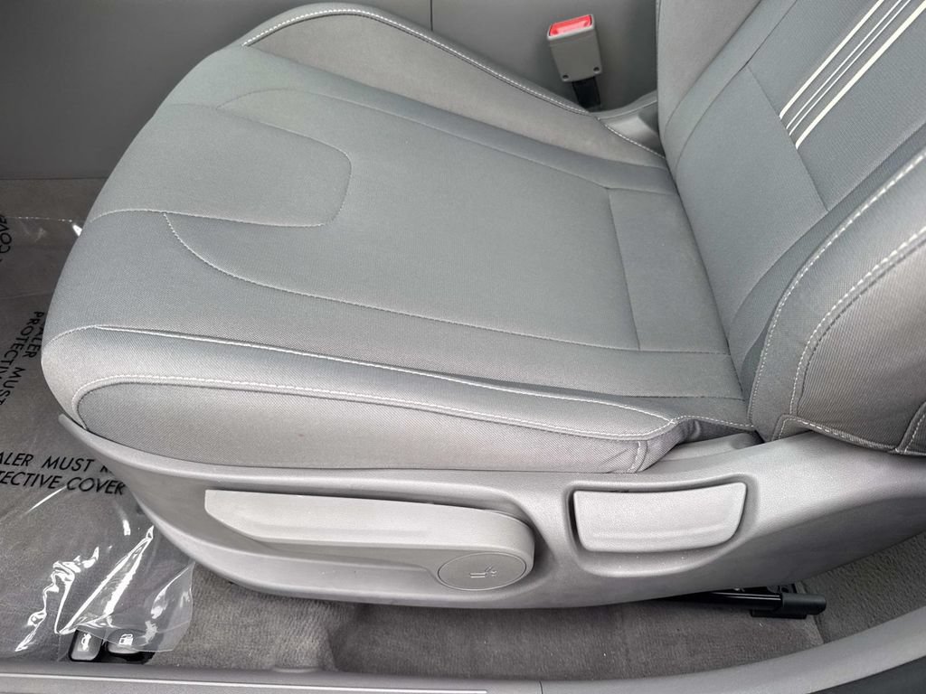 Used 2022 Hyundai Elantra SEL FWD image 25