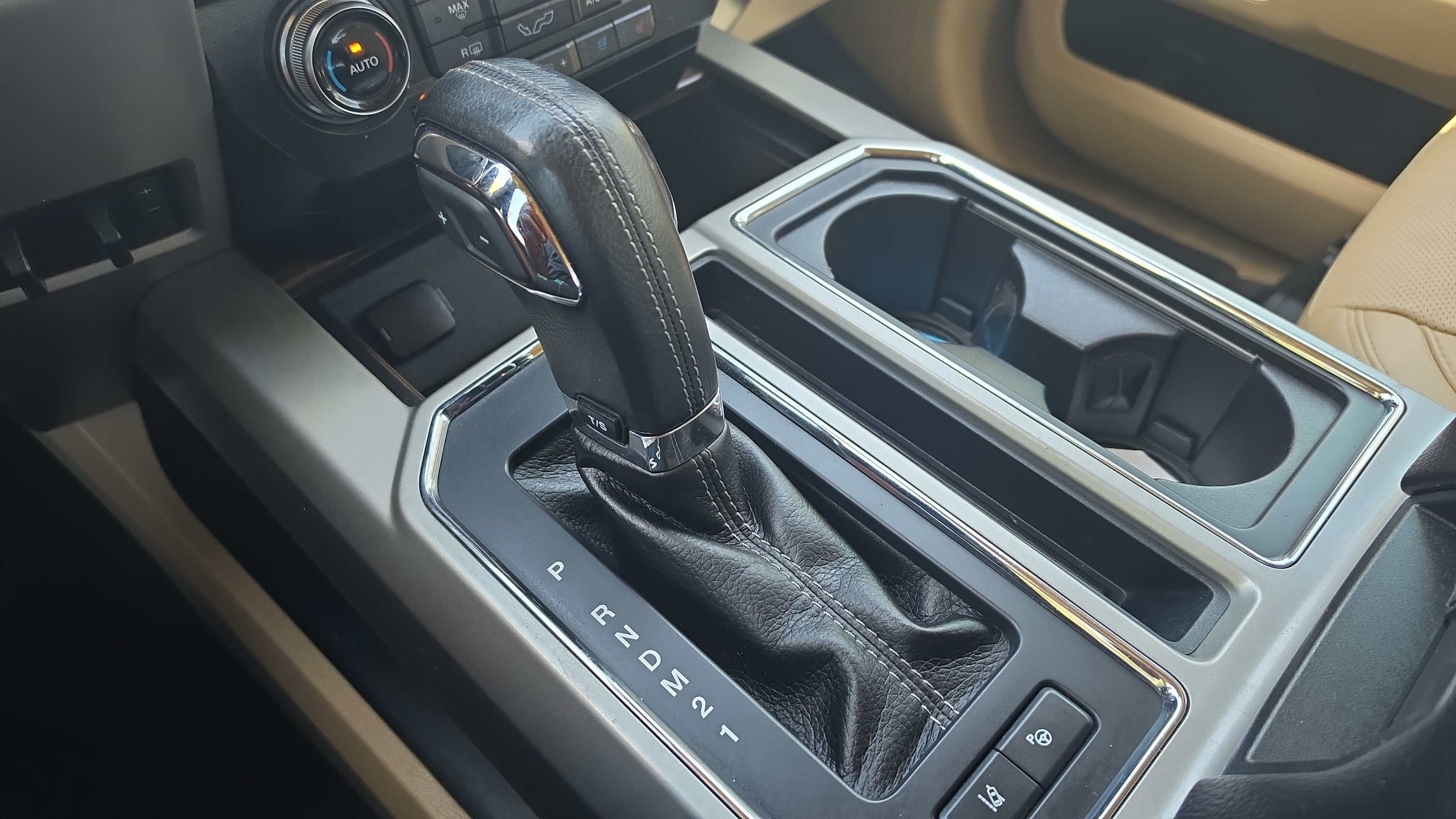 Used 2015 Ford F150 Lariat w/ Equipment Group 502A Luxury RWD image 19