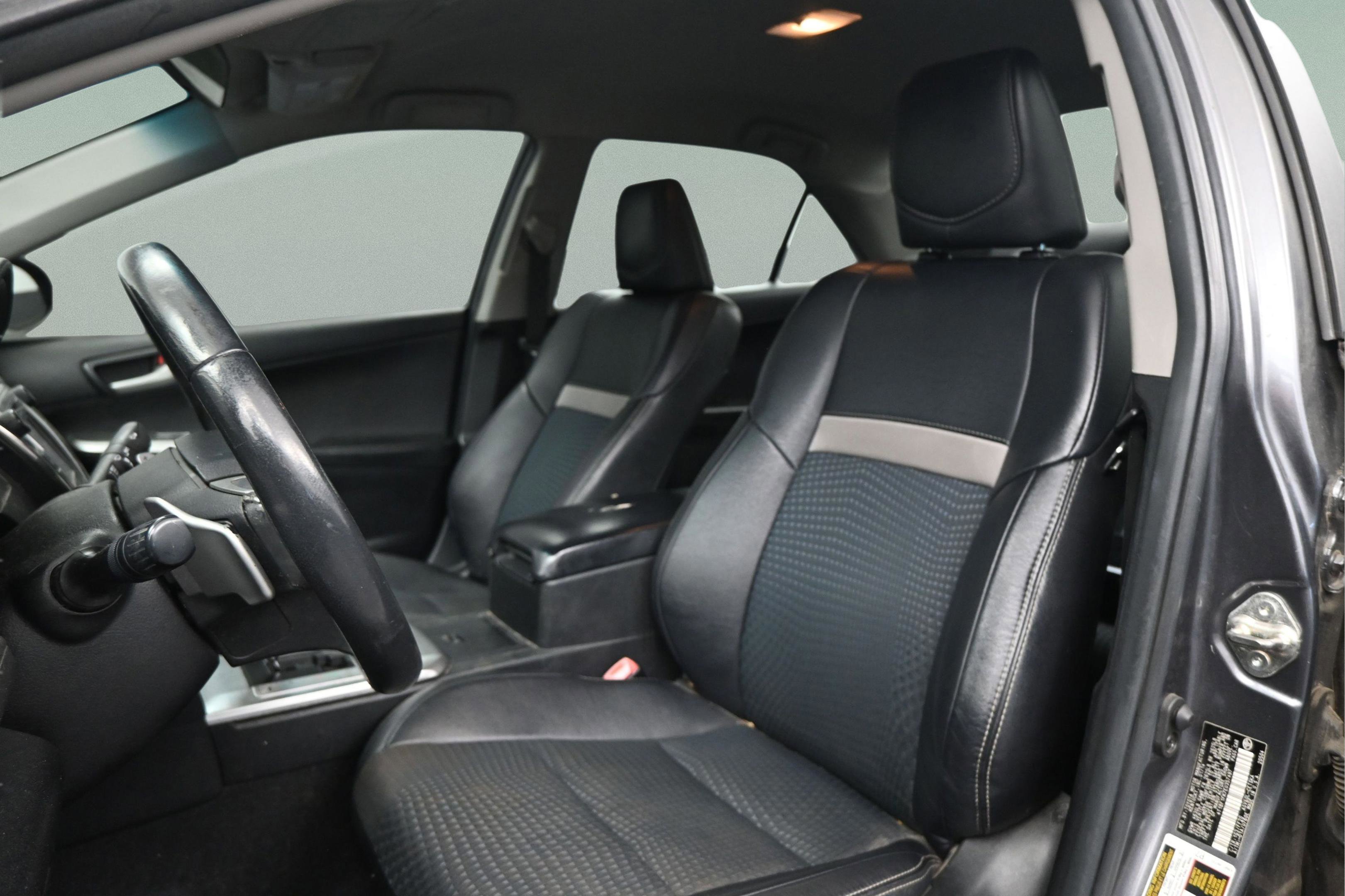 Used 2014 Toyota Camry SE FWD image 32