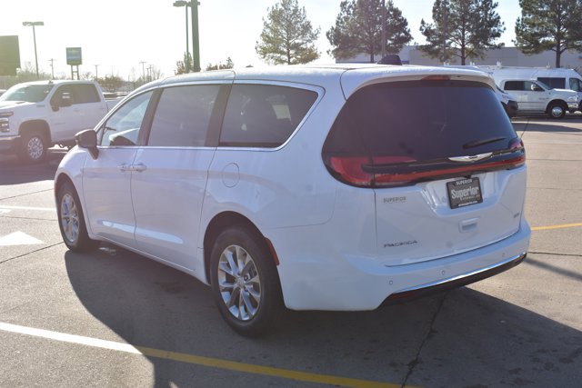 New 2026 Chrysler Pacifica Select image 9