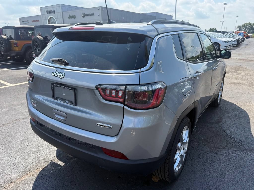 Used 2024 Jeep Compass Latitude AWD/4WD image 3