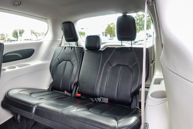 Used 2024 Chrysler Pacifica Select image 25